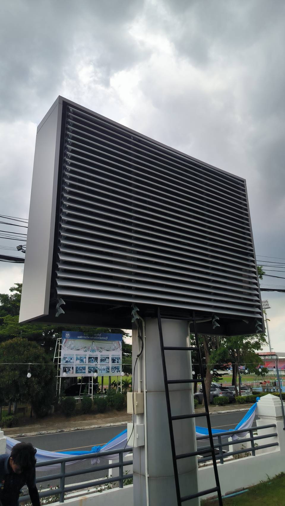 ทำการงติดตั้งอุปกรณ์กรอบห่อหุ้มจอ(ข้างซ้าย, ข้างขวา, ข้างบน)