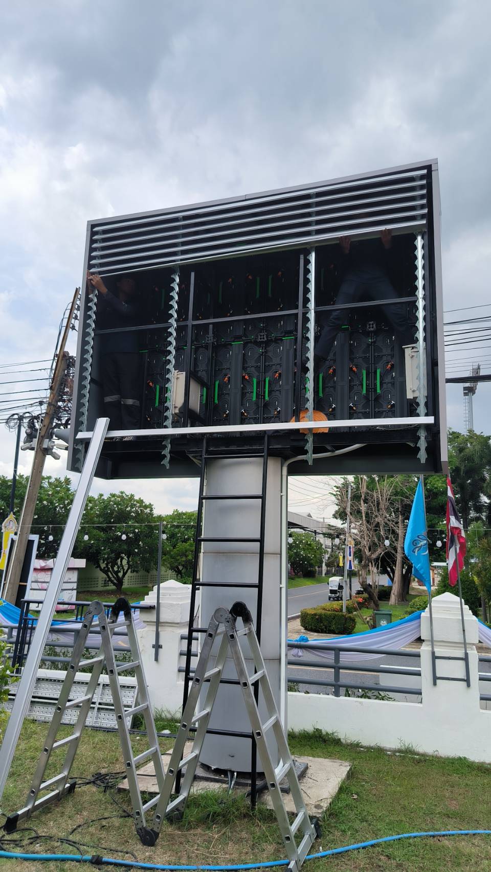 ทำการงติดตั้งอุปกรณ์กรอบห่อหุ้มจอ(ข้างซ้าย, ข้างขวา, ข้างบน)