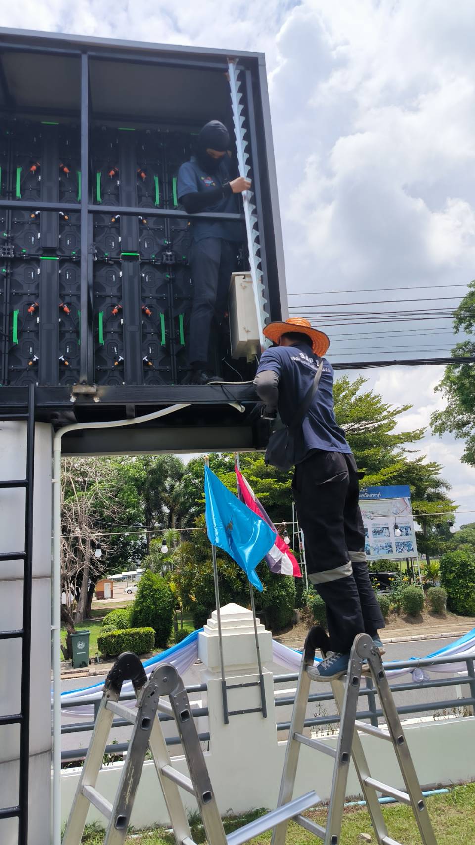 ทำการงติดตั้งอุปกรณ์กรอบห่อหุ้มจอ(ข้างซ้าย, ข้างขวา, ข้างบน)