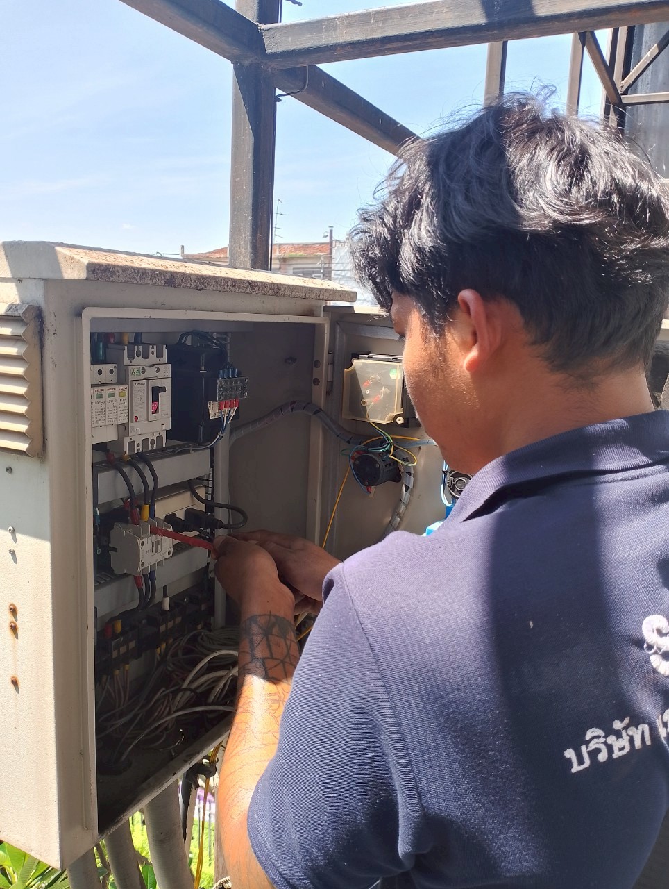 ทำการเปลี่บยอุปกรณ์ควบคุมระบบไฟ 